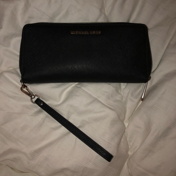 Michael Kors Saffiano Wallet - Picture 1 of 3